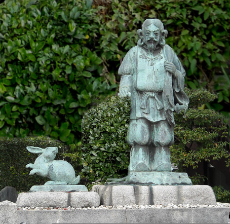 A bronze statue of Okuninushi with the white rabbit of Inaba at Izumo Taisha