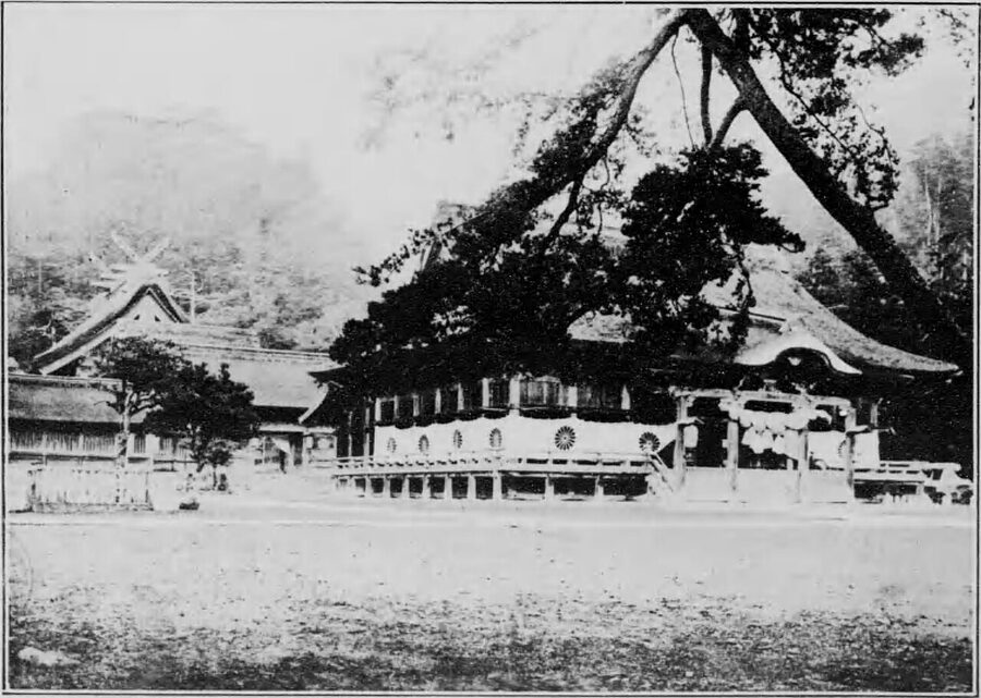 A 1922 photograph of Izumo Taisha with its Honden main hall