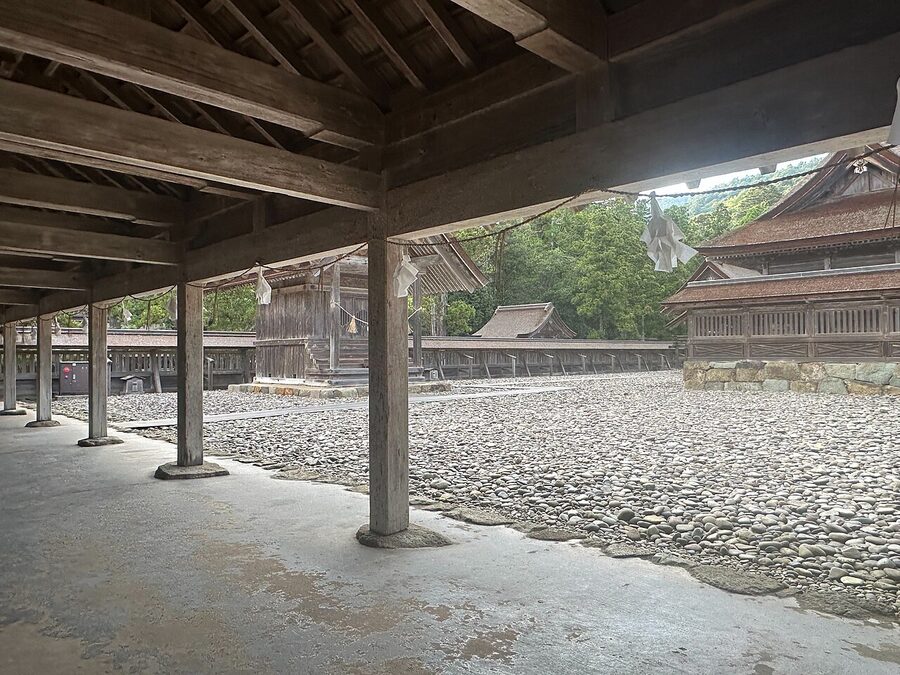 Side view of the Honden main hall at Izumo Taisha with small shrines in front