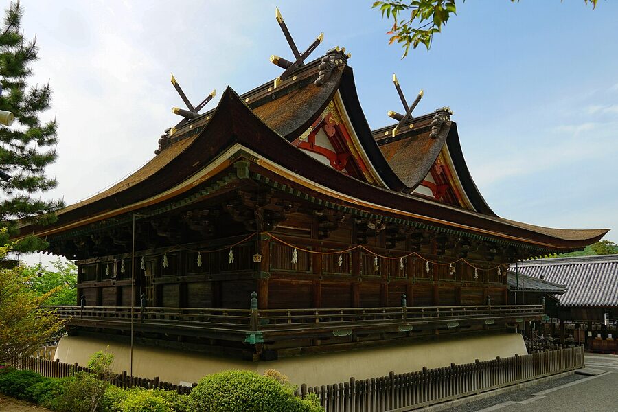 The main hall of Kibitsu Shrine in Okayama with its distinctive twin-peaked Kibitsu-zukuri roof