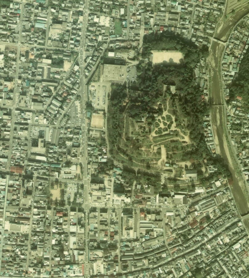1976 aerial photograph of Tsuyama Castle showing the full stone footprint