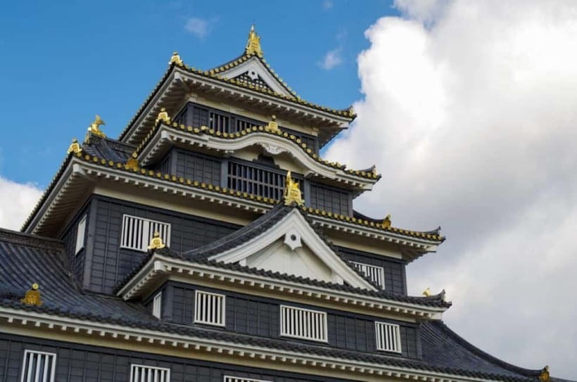 1-Day Tour from Okayama: Kurashiki, Gardens & Okayama Castle - Okayama Castle and its black exterior