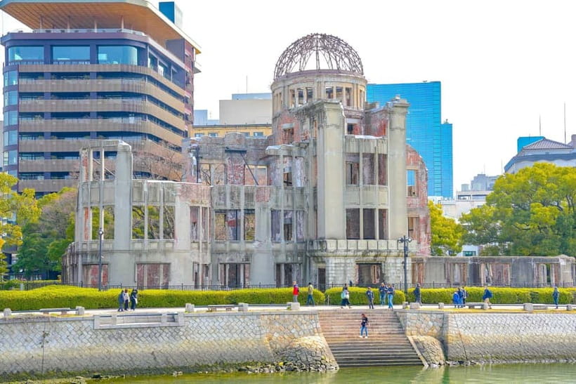 Day Trip to Hiroshima & Miyajima with Itsukushima Shrine - Crowds, weather, and the pace of the day