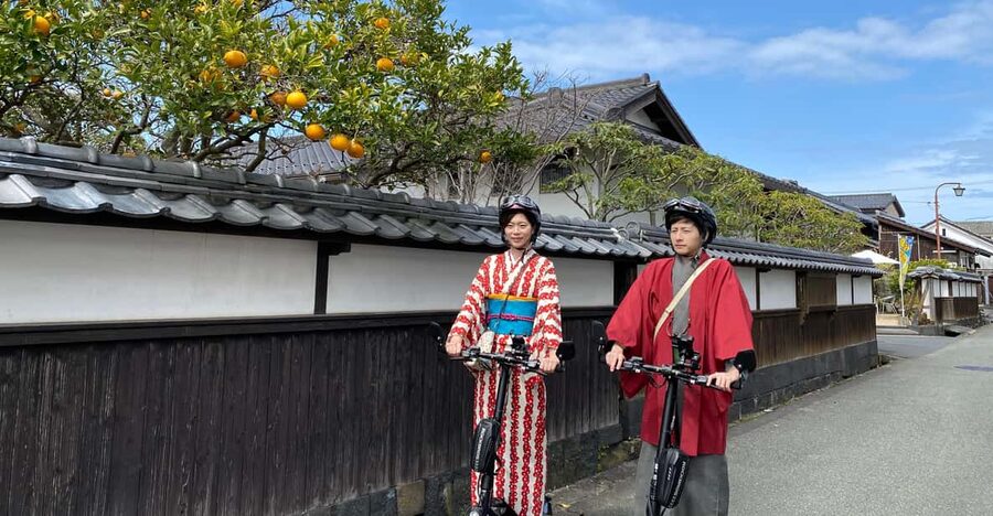 Hagi City:Ride an electric kickboard around the town of Hagi - Getting dressed, then storing your day bag