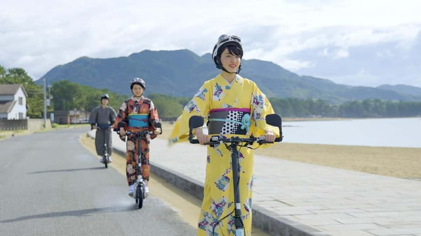 Hagi City：Ride an electric kickboard around the town of Hagi - Choosing your outfit from more than 200 kimonos