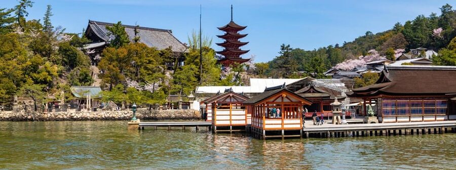 Hiroshima: 1-Day Hiroshima and Miyajima Tour - Hiroshima Castle and the city before 1945