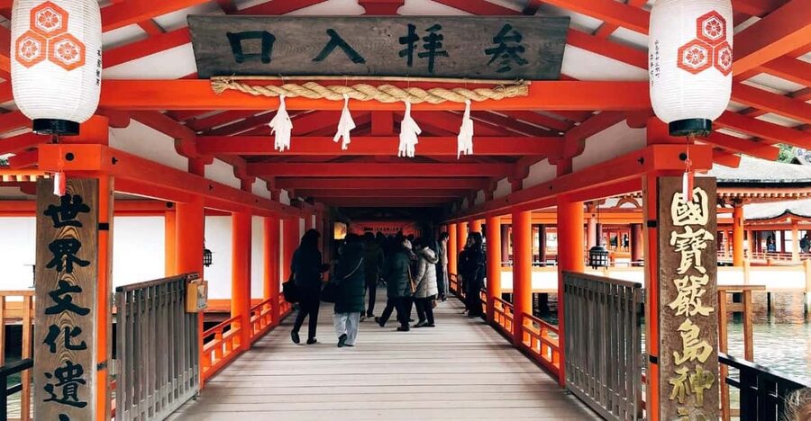 Hiroshima and Miyajima Day Trip from Osaka - Hiroshima first: a day that begins with difficult history