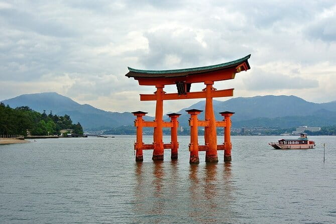 Hiroshima and Miyajima Day Trip with Itsukushima Shrine & Ferry - How much walking and free time should you expect?