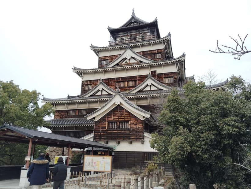 Hiroshima Castle 1h guide tour - Meeting at the main keep with a private guide