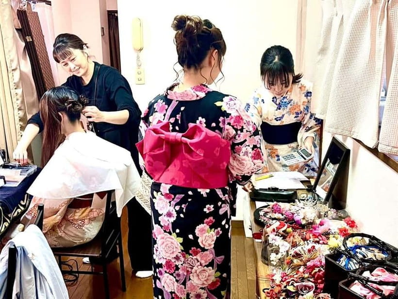 Hiroshima: Experience Japanese kimono by renting it - How the English support works