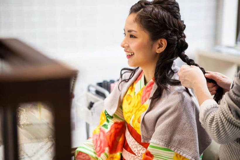 Hiroshima: Experience Japanese kimono by renting it - The 40-minute dressing process