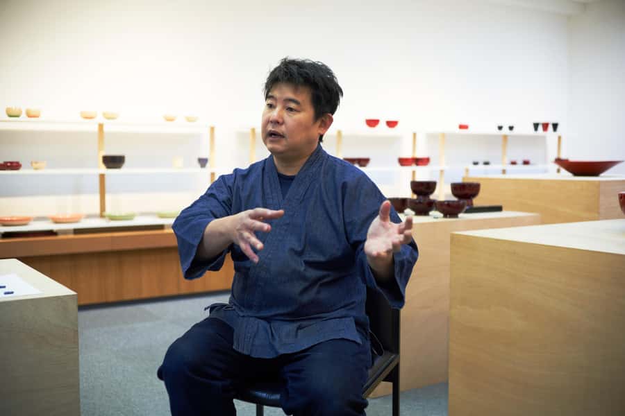 Hiroshima Lacquer Studio Tour & Workshop With a Gift - Practicing lacquer painting on wood