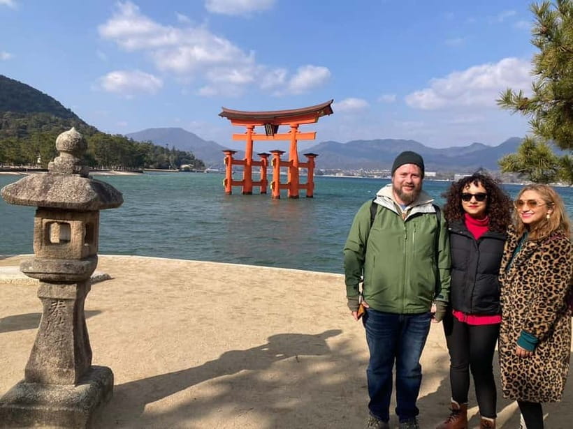 Hiroshima/Miyajima: UNESCO Highlights Small-Group Day Tour - Hiroshima-style okonomiyaki at a local teppan restaurant