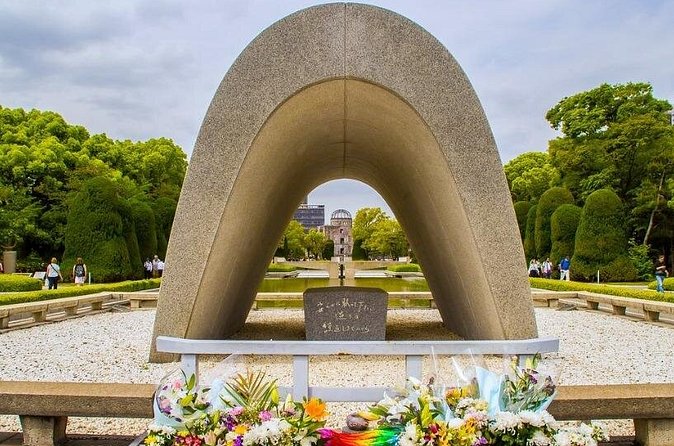 Hiroshima Peace Memorial Park & Hiroshima Castle: A Scenic Walk - What the private guide adds