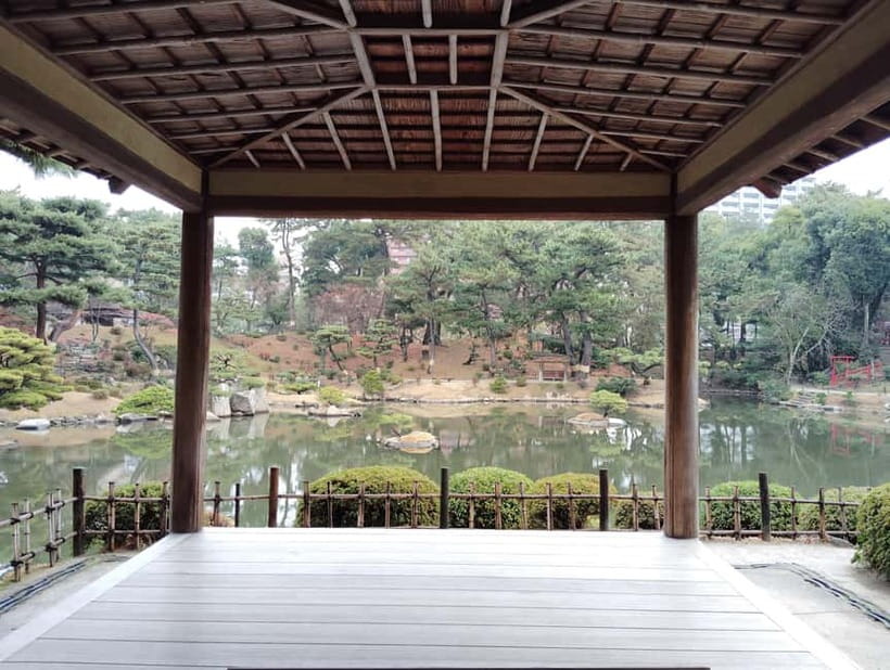 Hiroshima: Shukkei-en Garden with local guide 90min - The central pond and the garden’s changing views
