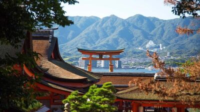 Hiroshima to Miyajima: Private Custom Tour with Ferry Ride - Meeting your host in central Hiroshima
