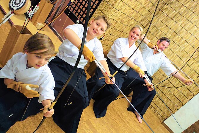 Japanesel Archery Experience HIROSHIMA CASTLE SHARAKU - The opening lesson and demonstration
