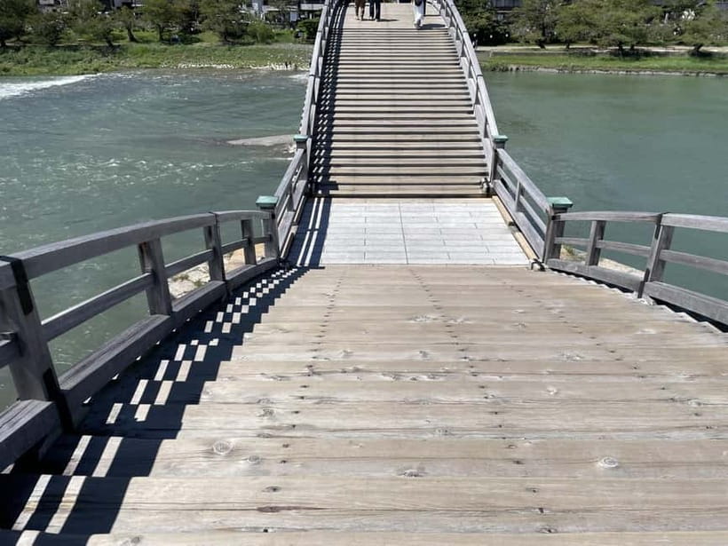 Kintai-Kyo Bridge and Iwakuni Castle with local guide 3h - What the guide adds to the experience