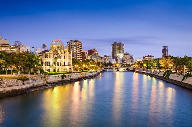Private Hiroshima Cherry Blossom and Sakura Experience - Choosing lunch in Hiroshima Depachika